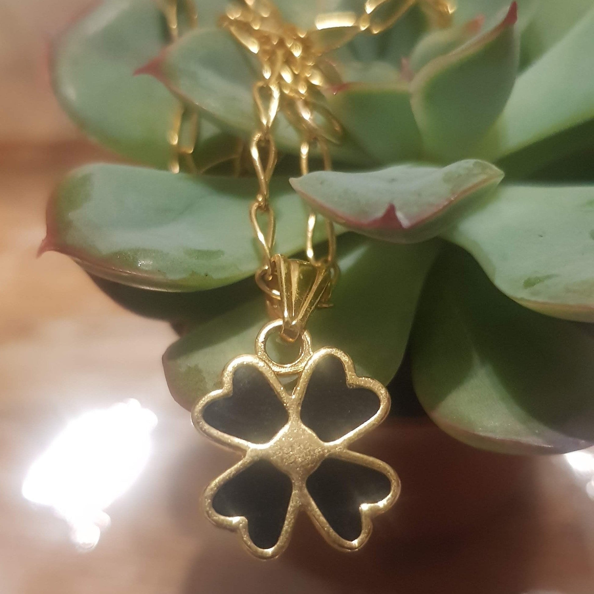 Necklace for women. Goldfilled pendant Clover Necklace for Woman / Girl. - Bluenoemi