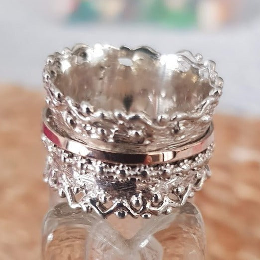 Romantic Spinner Rings for woman. Floral Lace Ring. - Bluenoemi