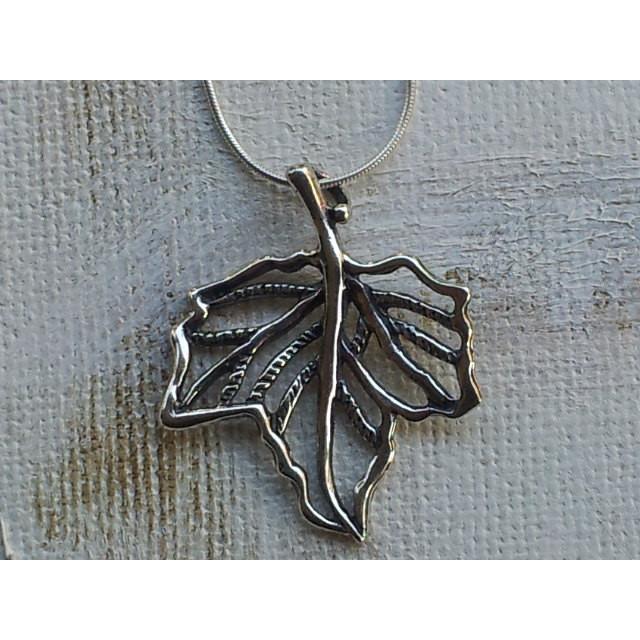 Sterling silver necklace with an Automn leaf motif pendant - Bluenoemi