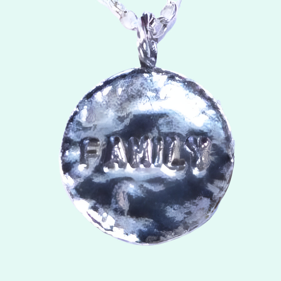 Sterling Silver necklace for woman engraved "Family" - Bluenoemi